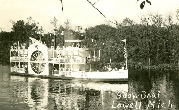 Lowell Showboat VI - Postcard (newer photo)
